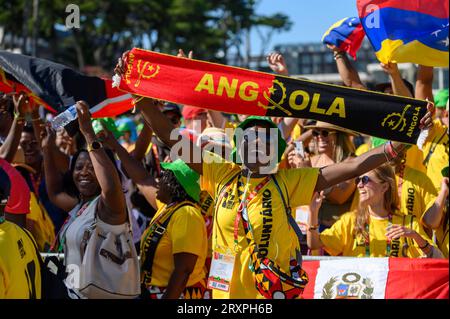 Erste Zusammenkunft der WYD-Freiwilligen in Jardim do Estoril, Estoril, Portugal, vor Beginn des WYD 2023 in Lissabon, Portugal. Stockfoto