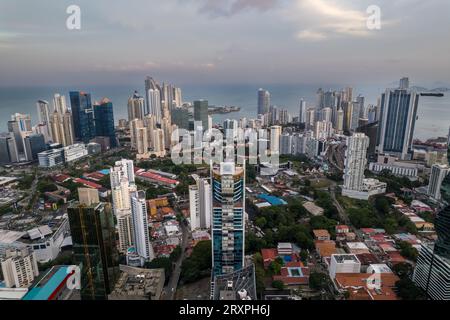 Wunderschöner Blick auf Panama City, seine Wolkenkratzergebäude, die Cinta Costera bei Sonnenuntergang Stockfoto