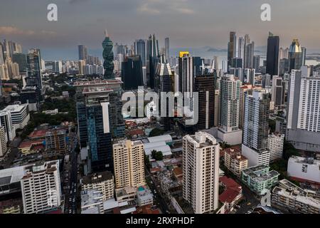 Wunderschöner Blick auf Panama City, seine Wolkenkratzergebäude, die Cinta Costera bei Sonnenuntergang Stockfoto