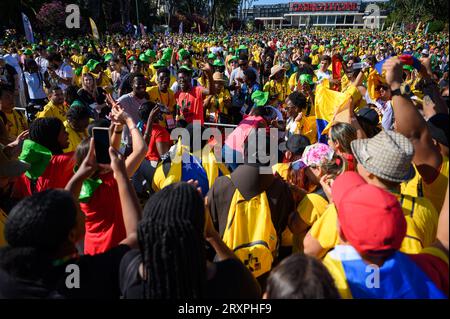 Erste Zusammenkunft der WYD-Freiwilligen in Jardim do Estoril, Estoril, Portugal, vor Beginn des WYD 2023 in Lissabon, Portugal. Stockfoto