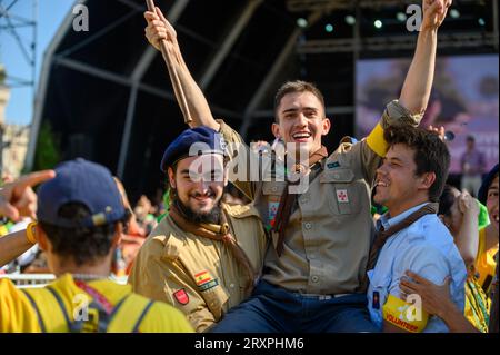 Erste Zusammenkunft der WYD-Freiwilligen in Jardim do Estoril, Estoril, Portugal, vor Beginn des WYD 2023 in Lissabon, Portugal. Stockfoto