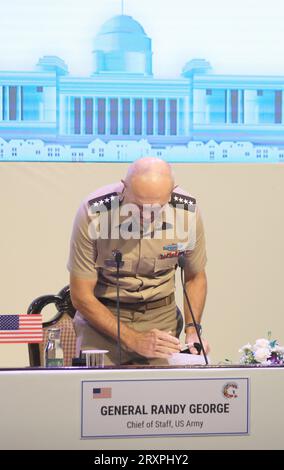 New Delhi, Indien. September 2023 26. Stabschef des US-Armeegenerals Randy George spricht während der Joint Press Conference im Manekshaw Center in Neu-Delhi. Die Armeen Indiens und der Vereinigten Staaten wurden auf einer gemeinsamen Pressekonferenz auf der 13. Halbjährlichen Indo-Pacific Armies Chiefs Conference (IPACC) und dem 47. Jährlichen Indo-Pacific Army Management Seminar (IPAMS) und dem 9. Senior Enlisted Forum (SELF) im Manekshaw Center gesehen. (Foto: Naveen Sharma/SOPA Images/SIPA USA) Credit: SIPA USA/Alamy Live News Stockfoto