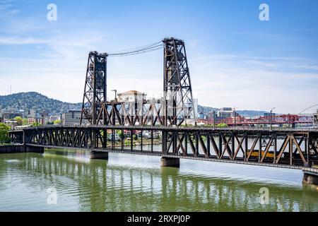 Zugbrücke Transport und Fußgänger Hawthorn Brücke über den Willamette River in Portland mit ineinandergreifenden Metallbinder und Betonstützen und ein Stockfoto