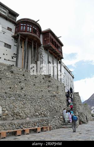 Touristen im Baltit Fort oberhalb von Karimabad in Hunza Stockfoto