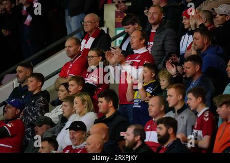 Bradford, Großbritannien. September 2023 26. Middlesbrough-Fans jubeln beim Carabao Cup-Spiel Bradford City vs Middlesbrough im University of Bradford Stadium, Bradford, Großbritannien, 26. September 2023 (Foto: Steve Flynn/News Images) in Bradford, Großbritannien am 26. September 2023. (Foto von Steve Flynn/News Images/SIPA USA) Credit: SIPA USA/Alamy Live News Stockfoto