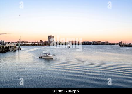 Yachten und Boote im Boston Harbor mit hölzernen Pier, die in den Atlantik ragen, mit Hafenhandel und Fischereiinfrastruktur und altem historischen A Stockfoto