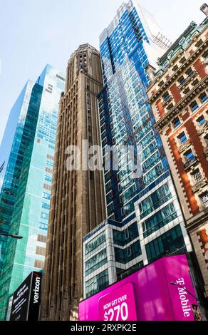 Hoch aufragende Bürogebäude und Hotels befinden sich in der W. 42nd St. am Times Square, District of New York City, 2023, Vereinigte Staaten Stockfoto