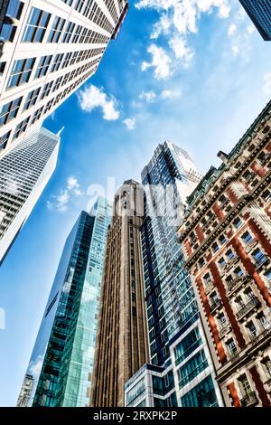 Hoch aufragende Bürogebäude und Hotels befinden sich in der W. 42nd St. am Times Square, District of New York City, 2023, Vereinigte Staaten Stockfoto