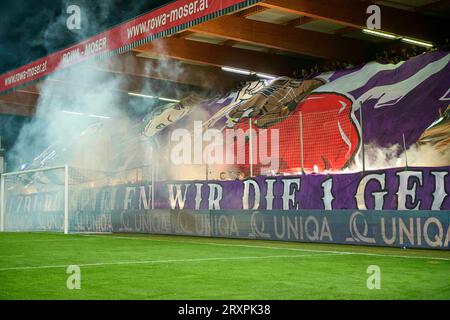 Grödig, Österreich 26. September 2023: ÖFB Cup 2. Runde - 2023/2024 - Austria Salzburg vs. RB Salzburg im Bild: Chores der Austria Salzburg Fans Stockfoto