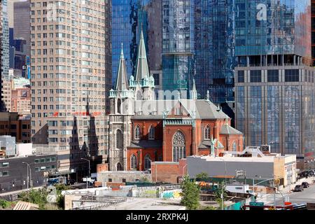 Sts. Cyril & Methodius und St. Raphael Katholische Kirche Kroatische Pfarrei. Eine von Wolkenkratzern umgebene Kirche in Midtown Manhattan, New York City. Stockfoto