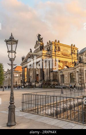 Albertinum Museum für Moderne Kunst auf der Brühler Terrasse in Dresden, Sachsen, Deutschland bei Dämmerung Stockfoto