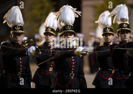 Brüssel, Belgien. September 2023 26. Kronprinzessin Elisabeth, dargestellt während einer Zeremonie, bei der die Schüler der 160. Förderung der Sozial- und Militärwissenschaften und die Offiziersschüler der 175. Polytechnischen Förderung den Eid als Unterleutnant ablegen oder die zweite Klasse an der Königlichen Militärschule (KMS/ERM) in Brüssel, Dienstag, den 26. September 2023, unterschreiben. BELGA PHOTO DIRK WAEM Credit: Belga News Agency/Alamy Live News Stockfoto