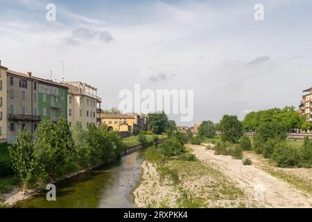 Blick auf den Fluss Torrente Parma, Nebenfluss des Flusses Po, mit der Brücke Ponte Giuseppe Verdi (1903) im Hintergrund, Parma, Emilia-Romagna, Italien Stockfoto