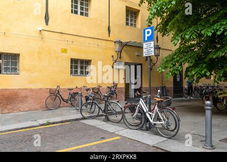 Fahrräder parkten vor dem Hintereingang des Teatro Regio, der Oper von Parma, im Sommer Emilia-Romagna, Italien Stockfoto