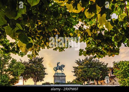 Die bronzene Reiterstatue von Mehmet Ali in Kavala City Seehafen im Osten Mazedoniens Griechenland, Panagia Jungfrau Maria Kirche, 15.7.23 Stockfoto