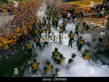 23. September 2023: Die Baylor Bears laufen vor dem NCAA Football-Spiel zwischen den Texas Longhorns und den Baylor Bears im McLane Stadium in Waco, Texas. Matthew Lynch/CSM Stockfoto