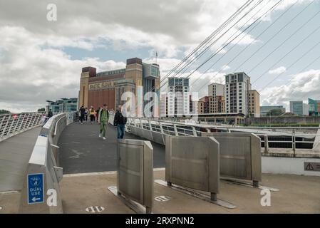 Newcastle upon Tyne, Großbritannien - 30. August 2023: Pendler überqueren den Fluss tyne über die berühmte Millenium-Brücke. Stockfoto