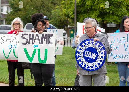 Troy, Michigan, USA. September 2023 26. Demonstranten besuchen das Hauptquartier von VU Manufacturing und fordern, dass das Unternehmen die Arbeitnehmerrechte in seinem Werk in Mexiko respektiert. Nachdem die Arbeiter eine unabhängige gewerkschaft gebildet hatten, schloss das Unternehmen seine Fabrik in Piedras Negras. Die 400 Arbeiter des Werks stehen Berichten zufolge auf einer inoffiziellen schwarzen Liste und können keine andere Arbeit in der Stadt finden. Quelle: Jim West/Alamy Live News Stockfoto