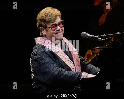 Foto von Sir Elton John vom 07/23 während seiner Farewell Yellow Brick Road Show in der Tele2 Arena in Stockholm, Schweden. Sir Elton hat Innenministerin Suella Braverman wegen ihres Vorschlags kritisiert, dass es für das Vereinigte Königreich nicht tragbar ist, schwulen Menschen, die in ihren Heimatländern diskriminiert werden, Asyl anzubieten. Ausgabedatum: Dienstag, 26. September 2023. Stockfoto