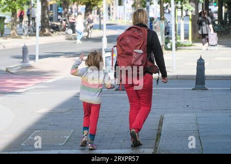 Düsseldorf 26.09.2023 Inflation Bürgergeld Mutter Kind Familie Schulkind Tochter Sohn Bürgergeld Inflation Grundeinkommen Kindergeld Kinderfreibetrag Grundsicherung Kindergrundsicherung Elterngeld Ehegattensplitting Düsseldorf Nordrhein-Westfalen Deutschland *** Düsseldorf 26 09 2023 Inflation Bürgergeld Mutter Kind Familie Schule Kind Tochter Sohn Bürger Geld Inflation Grundeinkommen Kindergeld Kindergeld Grundsicherung Kind Grundsicherung Grundgeld Sicherheit elterliche Leistungen Ehespaltung Düsseldorf Nordrhein-Westfalen Deutschland Kredit: Imago/Alamy Live News Stockfoto