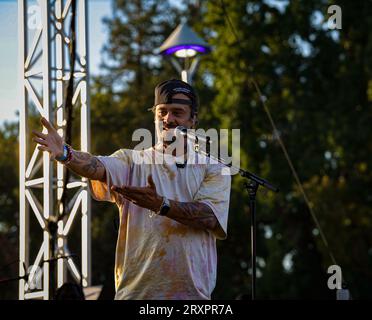 Michael Franti stellt seine Mutter während seines Konzerts auf dem kostenlosen Farm-to-Fork Festival vor, das in der Capitol Mall von Visit Sacramento stattfindet. Stockfoto