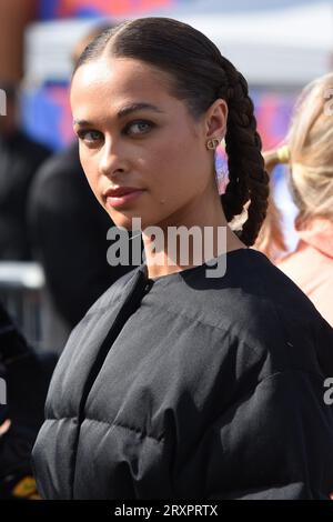 Pour le défilé de Haute couture Dior, les invités du monde entier influenceuses, actrices, mannequins étaient nombreuses dans le parc des tuileries Stockfoto