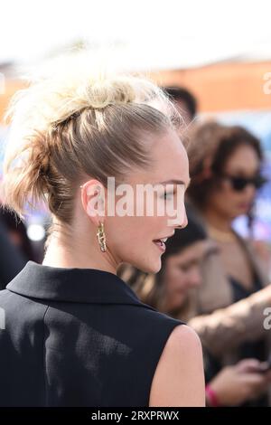 Pour le défilé de Haute couture Dior, les invités du monde entier influenceuses, actrices, mannequins étaient nombreuses dans le parc des tuileries Stockfoto