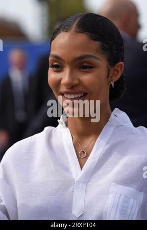 Pour le défilé de Haute couture Dior, les invités du monde entier influenceuses, actrices, mannequins étaient nombreuses dans le parc des tuileries Stockfoto