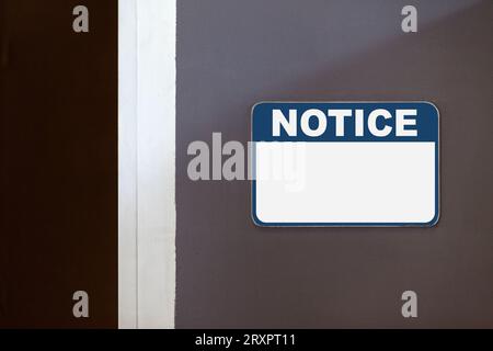 Blau-weißes Hinweisschild mit Kopierraum an der Seite einer offenen Tür. Stockfoto