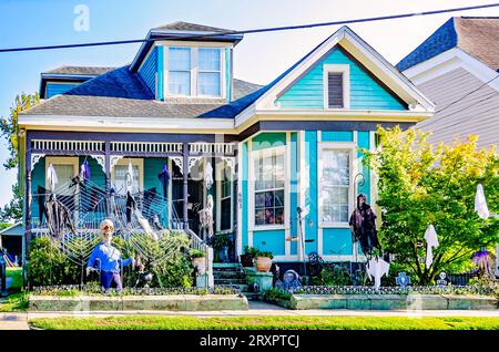Ein historisches Queen Anne Cottage ist für Halloween, den 23. September 2023, in Mobile, Alabama dekoriert. Stockfoto