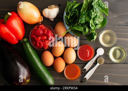 Ratatouille Brunch-Auflauf mit Eiern und Spinat Zutaten: Sommergemüse, Spinat, Eier und andere Zutaten für Ratatouille Stockfoto