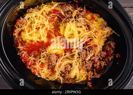 Spaghetti-Kürbis Bolognese in einem Slow Cooker: Spaghetti-Kürbis, gemischt mit gemahlenem Rindfleisch und Tomatensauce in einem Crockpot Stockfoto