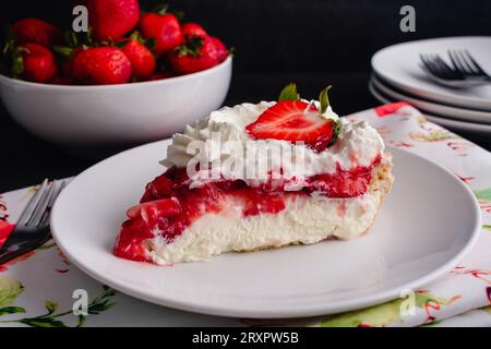Erdbeercreme-Torte mit Schlagsahne: Stück Erdbeertorte mit Schlagsahne und frischen Erdbeeren Stockfoto