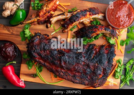 Koreanische Gochujang Baby Back Ribs mit Sauce: Schweinelende Rippchen in heißer und würziger koreanischer Fusion-Grillsauce Stockfoto