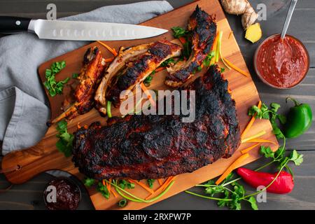 Koreanische Gochujang Baby Back Ribs mit Sauce: Schweinelende Rippchen in heißer und würziger koreanischer Fusion-Grillsauce Stockfoto