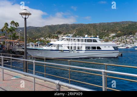 Avalon, CA, USA - 13. September 2023: Catalina Express Ship, eine Fährverbindung zwischen Catalina Island und dem kalifornischen Festland, legt am Hafen in an Stockfoto