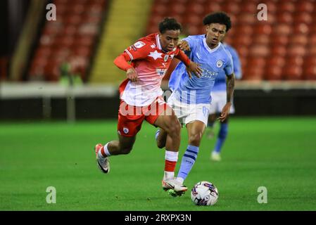 Barnsley, Großbritannien. September 2023 26. Theo Chapman #38 von Barnsley bricht mit dem Ball während des EFL Trophy Matches Barnsley vs Manchester City U21 in Oakwell, Barnsley, Großbritannien, 26. September 2023 (Foto: Alfie Cosgrove/News Images) Credit: News Images LTD/Alamy Live News Stockfoto