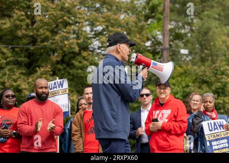 Belleville, Vereinigte Staaten. September 2023 26. US-Präsident Joe Biden spricht durch ein Bullhorn, als er sich der United Auto Workers Picket Line vor dem GM Willow Run Distribution Center am 26. September 2023 in Belleville, Michigan, anschließt. Biden ist der erste sitzende Präsident, der sich einer Wahlkampflinie zur Unterstützung von gewerkschaftsarbeitern anschließt. Quelle: Adam Schultz/White House Photo/Alamy Live News Stockfoto