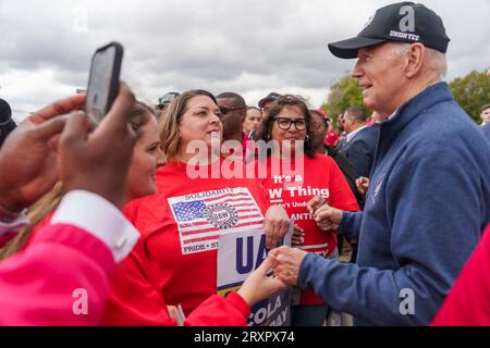 Belleville, Vereinigte Staaten. September 2023 26. US-Präsident Joe Biden, rechts, begrüßt gewerkschaftsmitglieder, als er sich der United Auto Workers Picket Line vor dem GM Willow Run Distribution Center am 26. September 2023 in Belleville, Michigan, anschließt. Biden ist der erste sitzende Präsident, der sich einer Wahlkampflinie zur Unterstützung von gewerkschaftsarbeitern anschließt. Quelle: Adam Schultz/White House Photo/Alamy Live News Stockfoto