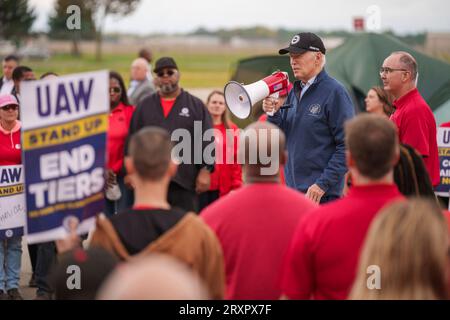 Belleville, Vereinigte Staaten. September 2023 26. US-Präsident Joe Biden, Center, spricht durch ein Bullhorn, als er sich der United Auto Workers Picket Line vor dem GM Willow Run Distribution Center am 26. September 2023 in Belleville, Michigan, anschließt. Biden ist der erste sitzende Präsident, der sich einer Wahlkampflinie zur Unterstützung von gewerkschaftsarbeitern anschließt. Quelle: Adam Schultz/White House Photo/Alamy Live News Stockfoto