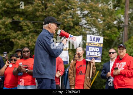 Belleville, Vereinigte Staaten. September 2023 26. US-Präsident Joe Biden spricht durch ein Bullhorn, als er sich der United Auto Workers Picket Line vor dem GM Willow Run Distribution Center am 26. September 2023 in Belleville, Michigan, anschließt. Biden ist der erste sitzende Präsident, der sich einer Wahlkampflinie zur Unterstützung von gewerkschaftsarbeitern anschließt. Quelle: Adam Schultz/White House Photo/Alamy Live News Stockfoto