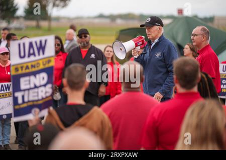 Belleville, Vereinigte Staaten. September 2023 26. US-Präsident Joe Biden spricht durch ein Bullhorn, als er sich der United Auto Workers Picket Line vor dem GM Willow Run Distribution Center am 26. September 2023 in Belleville, Michigan, anschließt. Biden ist der erste sitzende Präsident, der sich einer Wahlkampflinie zur Unterstützung von gewerkschaftsarbeitern anschließt. Quelle: Adam Schultz/White House Photo/Alamy Live News Stockfoto