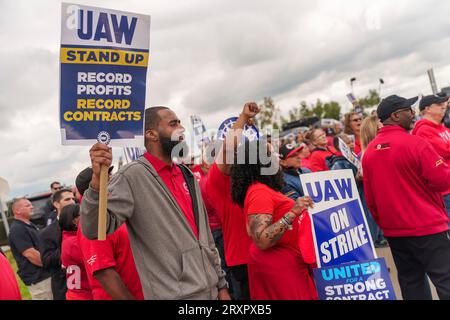 Belleville, Vereinigte Staaten. September 2023 26. Die Gewerkschaftsarbeiter jubeln zu, als US-Präsident Joe Biden sich der United Auto Workers Picket Line vor dem GM Willow Run Distribution Center am 26. September 2023 in Belleville, Michigan, anschließt. Biden ist der erste sitzende Präsident, der sich einer Wahlkampflinie zur Unterstützung von gewerkschaftsarbeitern anschließt. Quelle: Adam Schultz/White House Photo/Alamy Live News Stockfoto