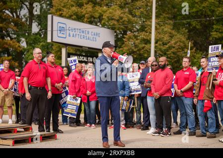 Belleville, Vereinigte Staaten. September 2023 26. US-Präsident Joe Biden spricht durch ein Bullhorn, als er sich der United Auto Workers Picket Line vor dem GM Willow Run Distribution Center am 26. September 2023 in Belleville, Michigan, anschließt. Biden ist der erste sitzende Präsident, der sich einer Wahlkampflinie zur Unterstützung von gewerkschaftsarbeitern anschließt. Quelle: Adam Schultz/White House Photo/Alamy Live News Stockfoto