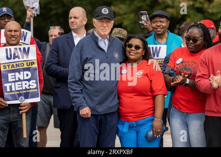 Belleville, Vereinigte Staaten. September 2023 26. US-Präsident Joe Biden schließt sich gewerkschaftsarbeitern an, als er am 26. September 2023 in Belleville, Michigan, vor dem GM Willow Run Distribution Center der United Auto Workers antritt. Biden ist der erste sitzende Präsident, der sich einer Wahlkampflinie zur Unterstützung von gewerkschaftsarbeitern anschließt. Quelle: Adam Schultz/White House Photo/Alamy Live News Stockfoto