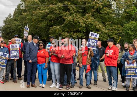 Belleville, Vereinigte Staaten. September 2023 26. US-Präsident Joe Biden schließt sich gewerkschaftsarbeitern an, als er am 26. September 2023 in Belleville, Michigan, vor dem GM Willow Run Distribution Center der United Auto Workers antritt. Biden ist der erste sitzende Präsident, der sich einer Wahlkampflinie zur Unterstützung von gewerkschaftsarbeitern anschließt. Quelle: Adam Schultz/White House Photo/Alamy Live News Stockfoto