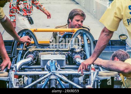 Mark Donohue betrachtet die Roger Penske Enterprises Inc Porsche 917/30 auf der Watkins Glen Can am 1973 startete 1., beendete 1 Stockfoto