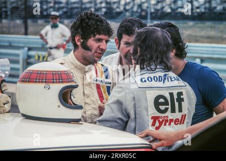 Jackie Stewart und Jody Scheckter, die einen Herb Wetanson Racing Ford Capri RS bei der Weltmeisterschaft 1973 für das 6-Stunden-Rennen in Watkins Glen fuhren, begannen in der Praxis nicht mit dem Motor Stockfoto