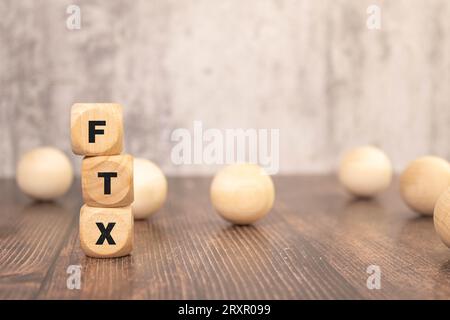 FTX . Text auf Lupe auf weißem Hintergrund. notizblock auf dem Desktop Stockfoto
