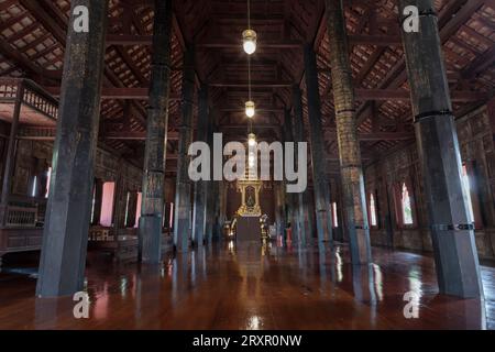 Phetchaburi, Thailand - 14. Mai 2022 - die Smaragd-buddha-Statue im Denkmalhaus des Wat Yai Suwannaram-Tempels. Selektiver Fokus. Stockfoto